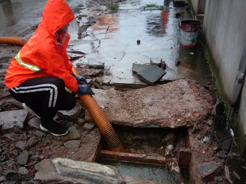 彬村山华侨农场专业清理污水池 炜誉市政以规范流程守护城市 “肠道”