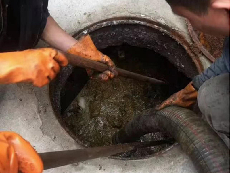 彬村山华侨农场清理化粪池时如何避免沼气的危害?